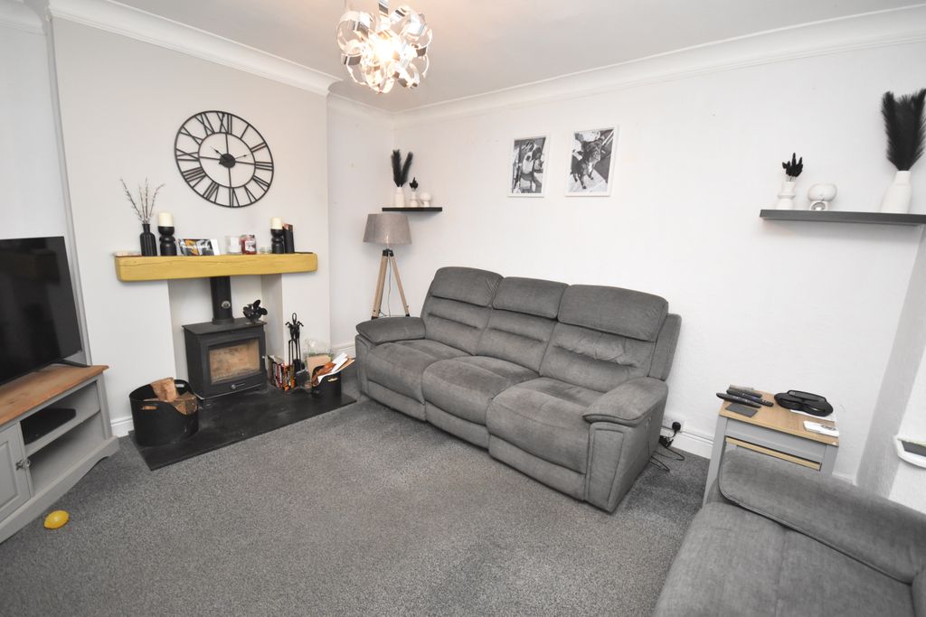 Property photo 3 of 12 Lounge