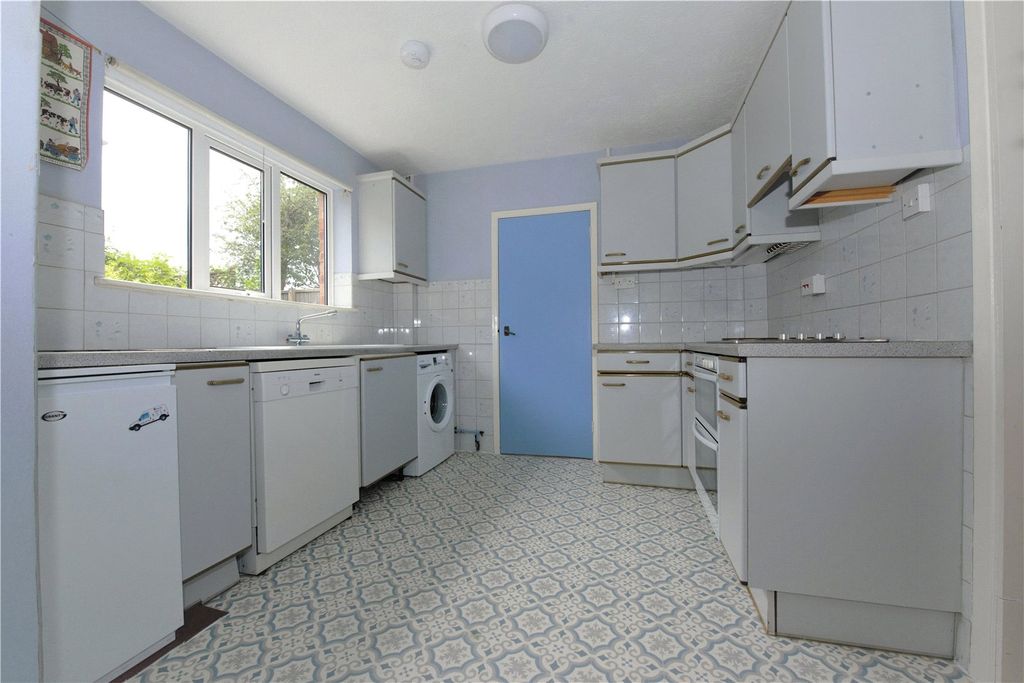 Property photo 3 of 12 Kitchen