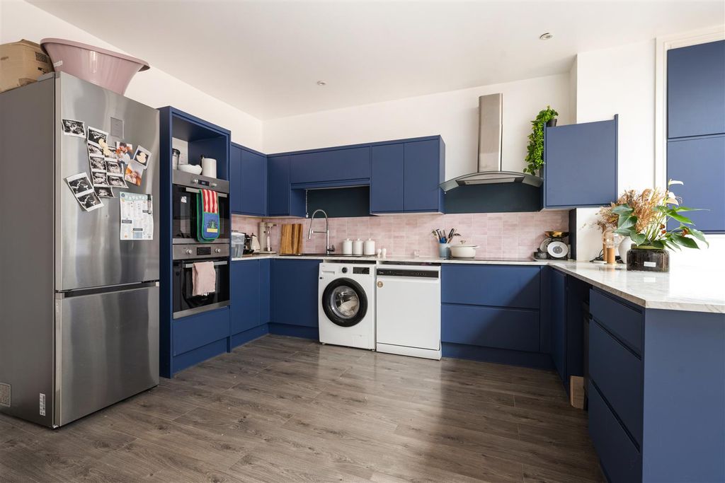 Property photo 3 of 33 7 Empress Avenue, E4