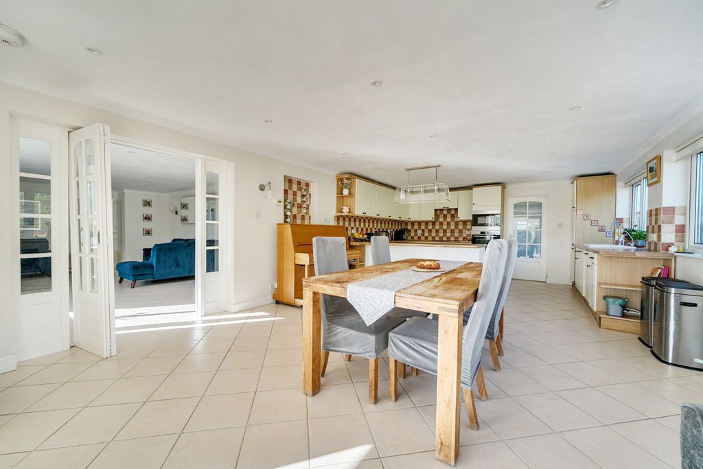 Property photo 3 of 29 1410084-23-699Db7...