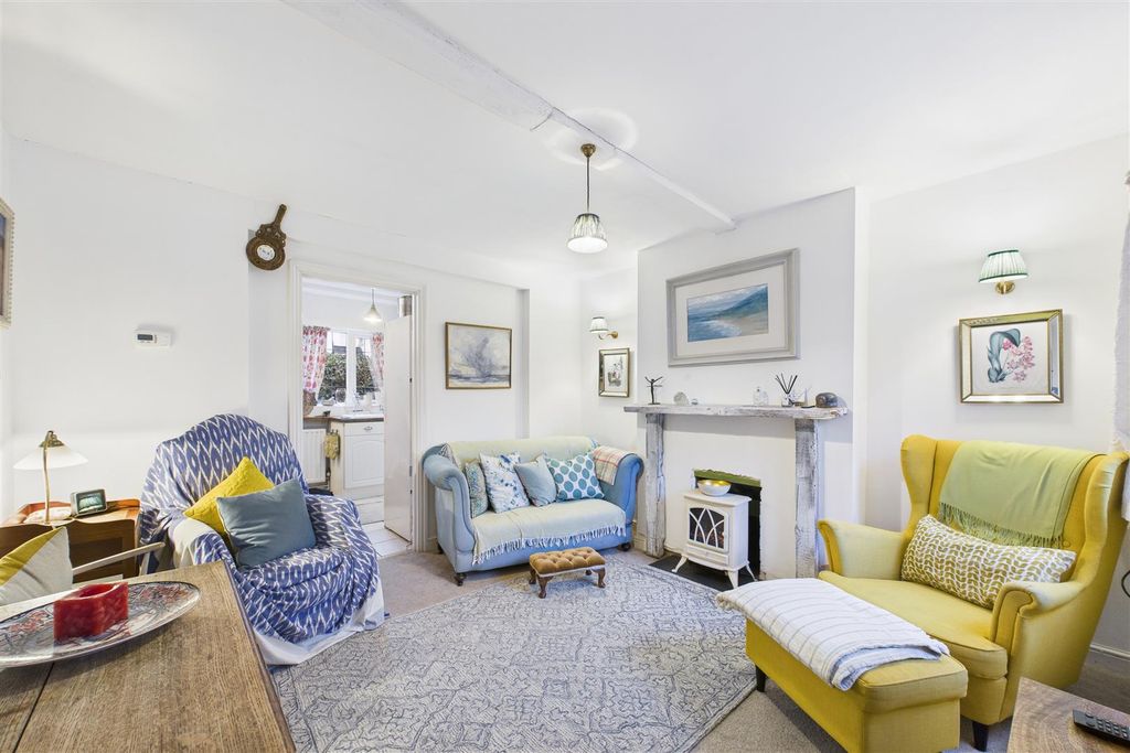 Property photo 3 of 13 Lounge