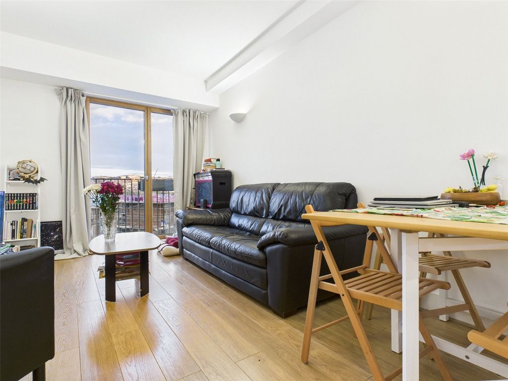 Property photo 3 of 6 Lounge