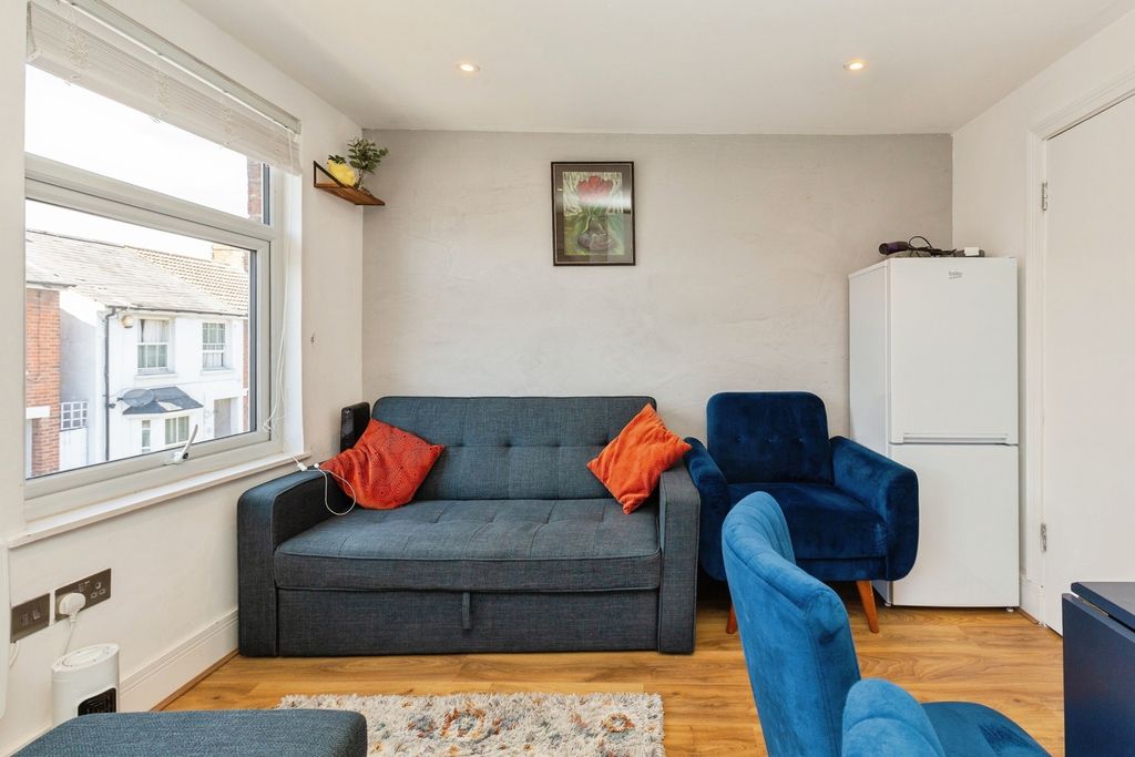 Property photo 3 of 11 Pbox-Img.Jpg