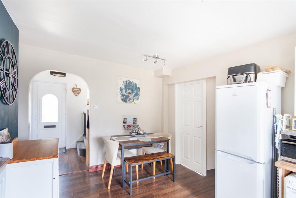 Property photo 3 of 19 11 Oldmixon Road 2.Jpg