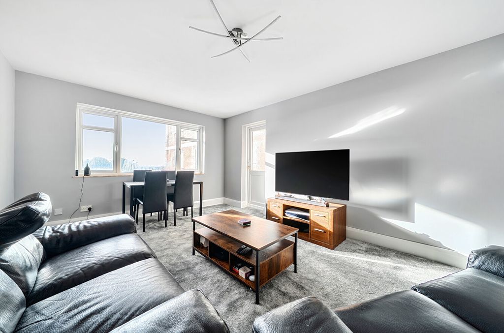 Property photo 2 of 12 1399874-4-697360E...