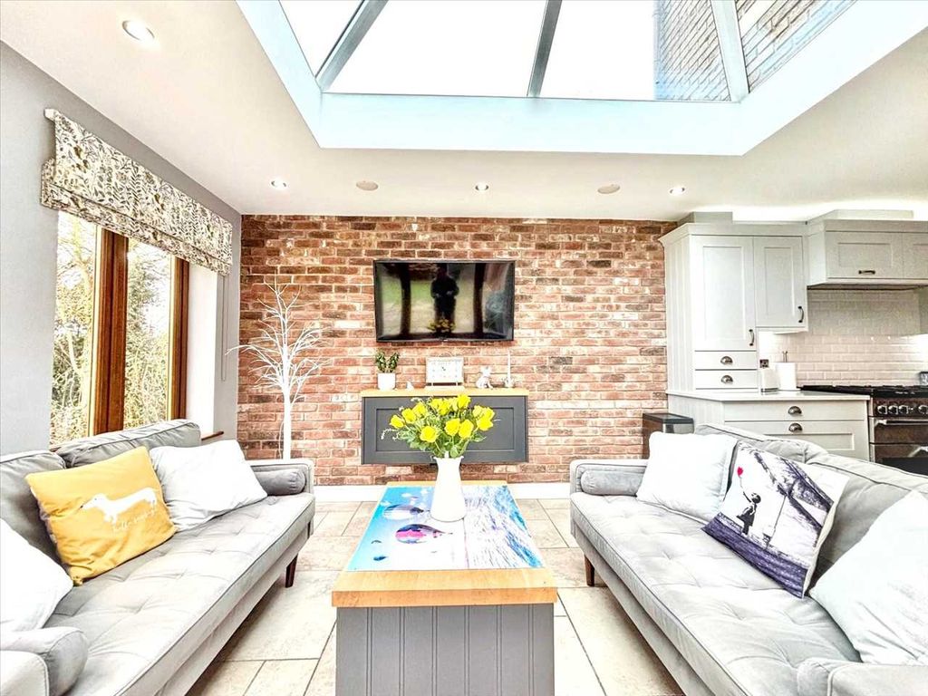 Property photo 2 of 33 Kitchen/Snug