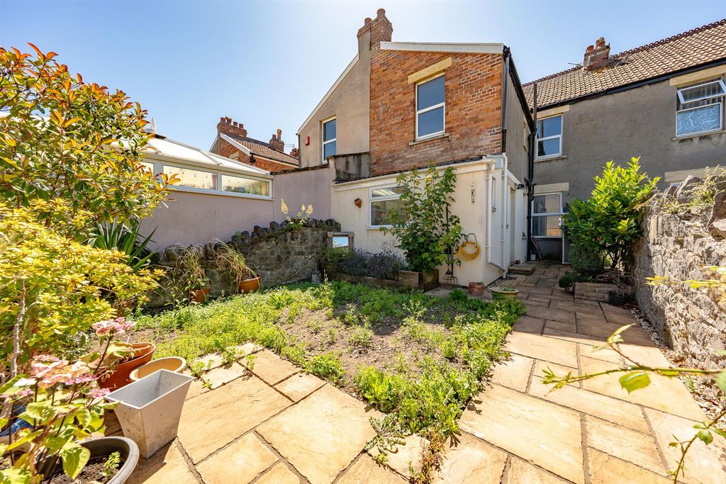 Property photo 3 of 13 Garden