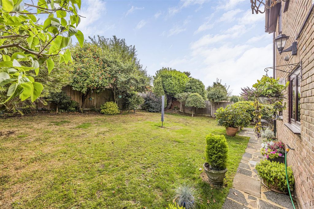 Property photo 3 of 28 2 Woodland View, Horndean-Porticomarketing-Soldby-