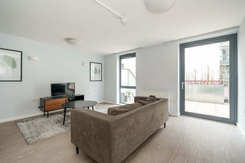 Property photo 1 of 14 4_6_Lakeside_Way_...