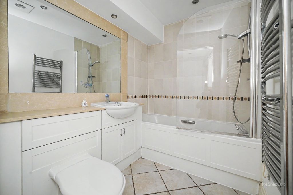 Property photo 3 of 9 Flat 1, Bramber House, Royal Quarter, Kingston Upon Thames Kt2 5Bu