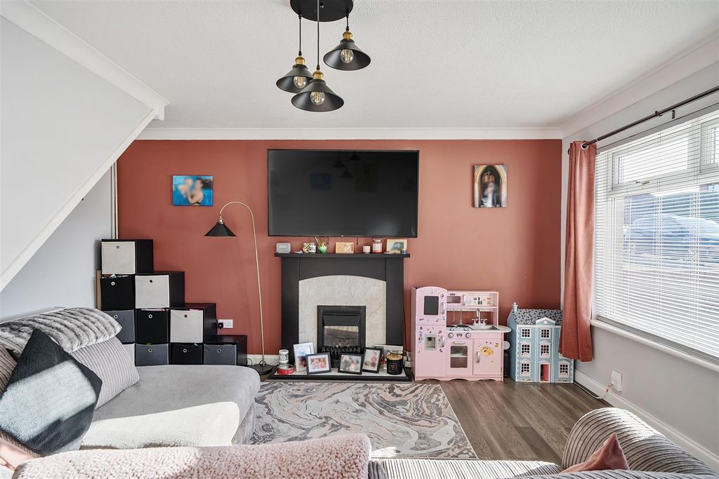 Property photo 3 of 15 Lounge