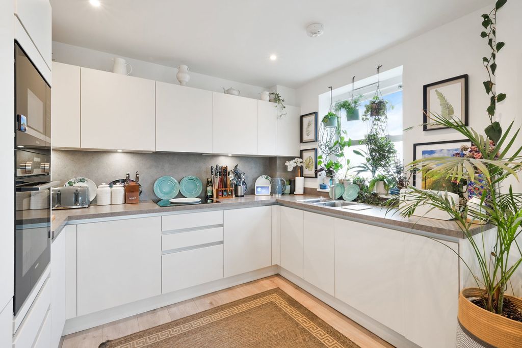 Additional image 4 of 2 bed flat for saleOxted RH8