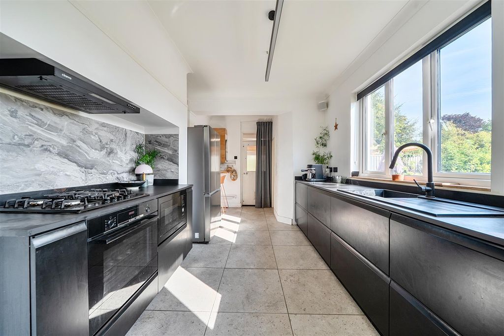 Property photo 3 of 17 Kitchen