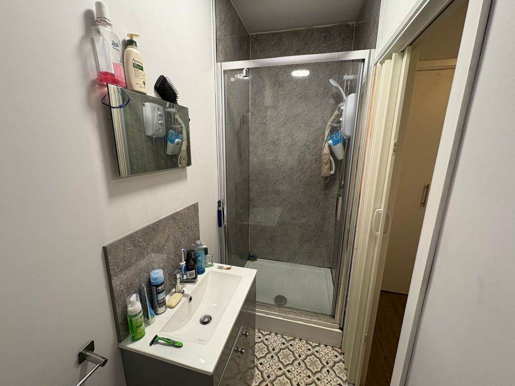 Property photo 3 of 6 Bathroom 1