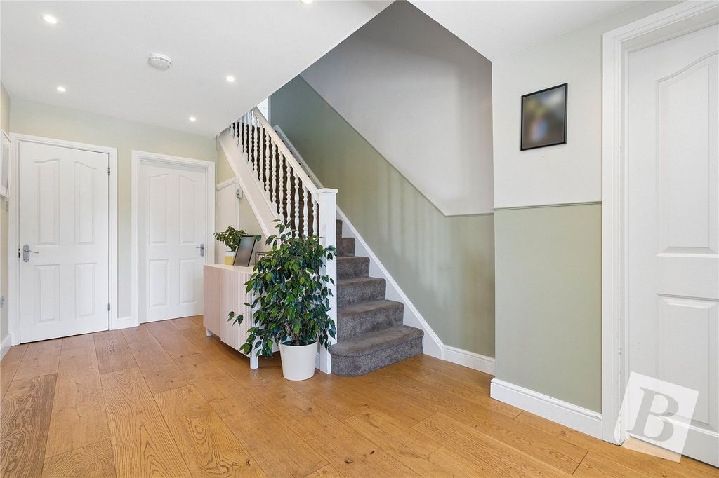 Property photo 2 of 21 Entrance Hall