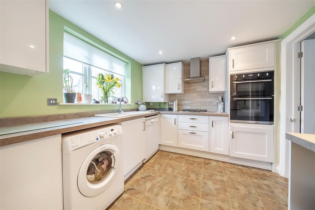 Property photo 3 of 12 Kitchen