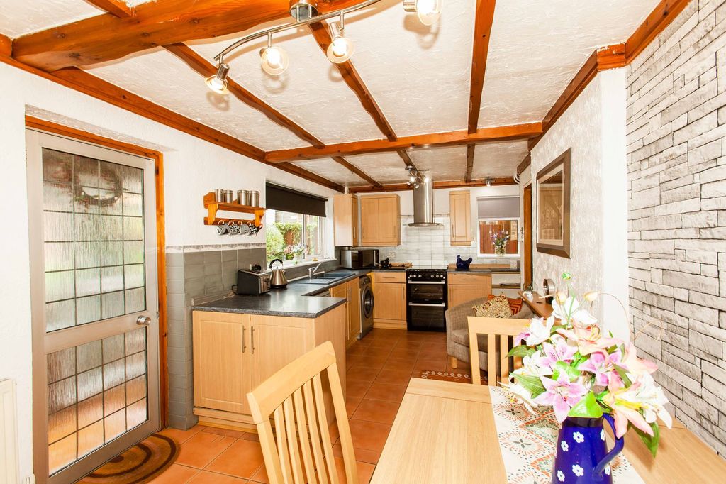 Property photo 2 of 28