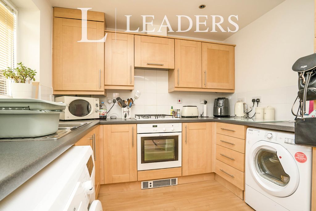 Property photo 3 of 10 Kitchen