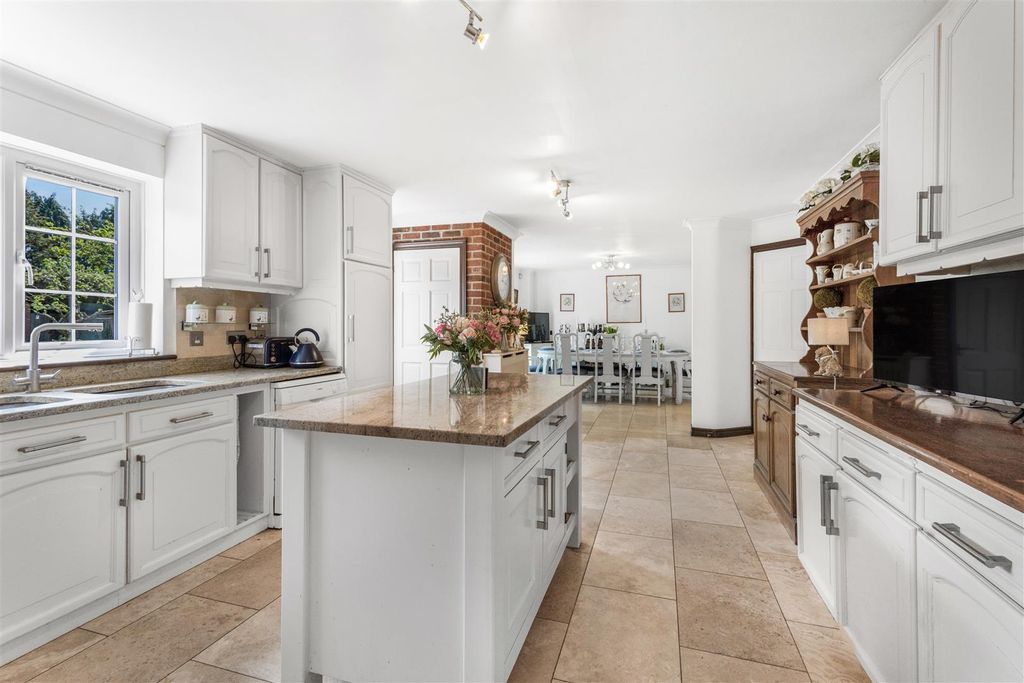 Property photo 2 of 31 Kitchen