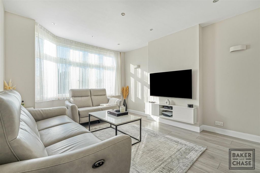 Property photo 2 of 16 Lounge