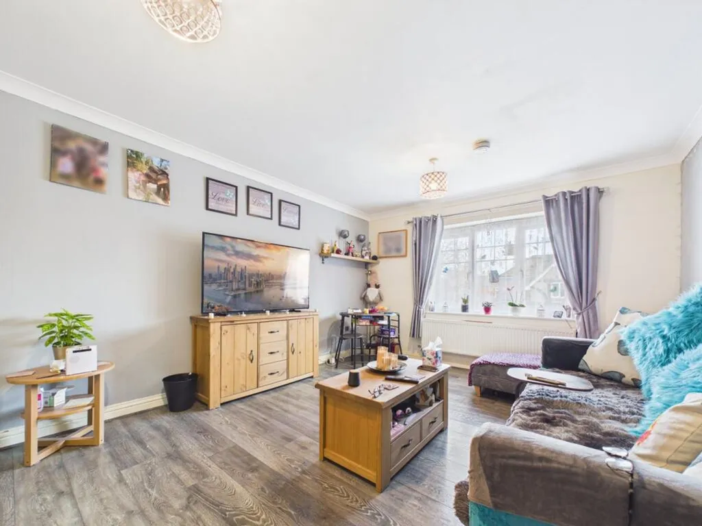 Apartment in Reading, Southcote - View 3