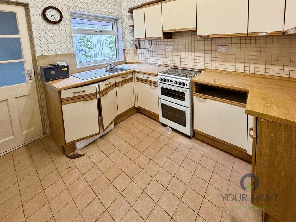 Property photo 3 of 11 Kitchen