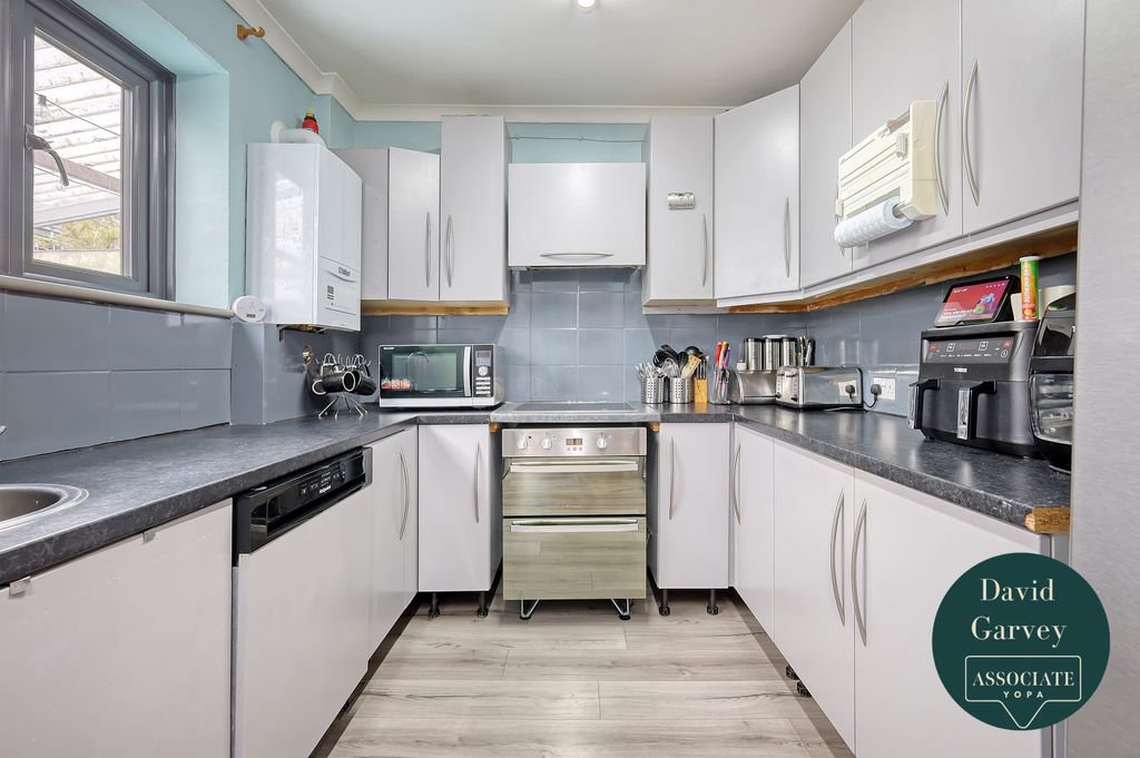 Property photo 3 of 13 Fitted Kitchen