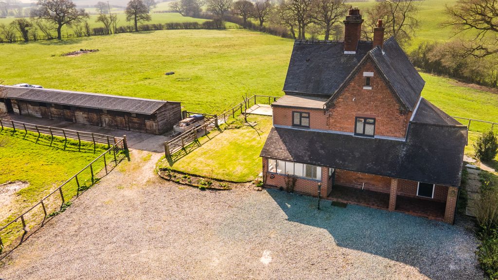 Property photo 2 of 32