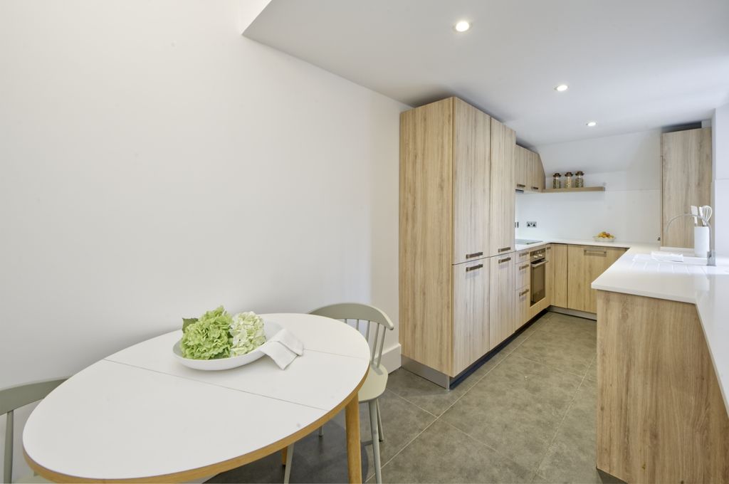Property photo 3 of 12 Lennox Gardens