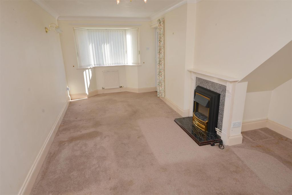 Property photo 3 of 19 Lounge