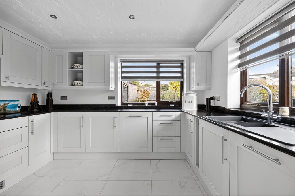 Property photo 3 of 20 Kitchen