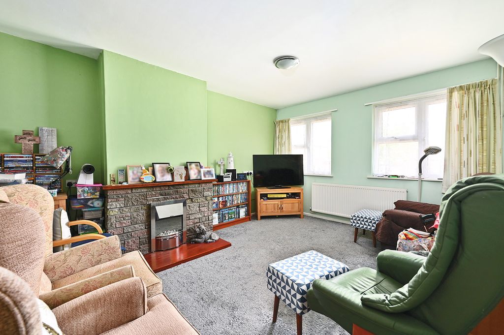 Property photo 2 of 7 27 West Heath Rd (5)