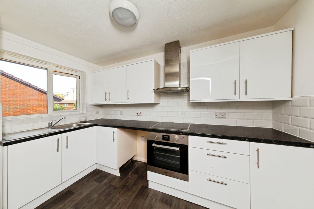 Property photo 3 of 10 Kitchen