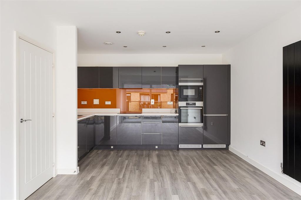 Property photo 3 of 25 Collendale Road, E17