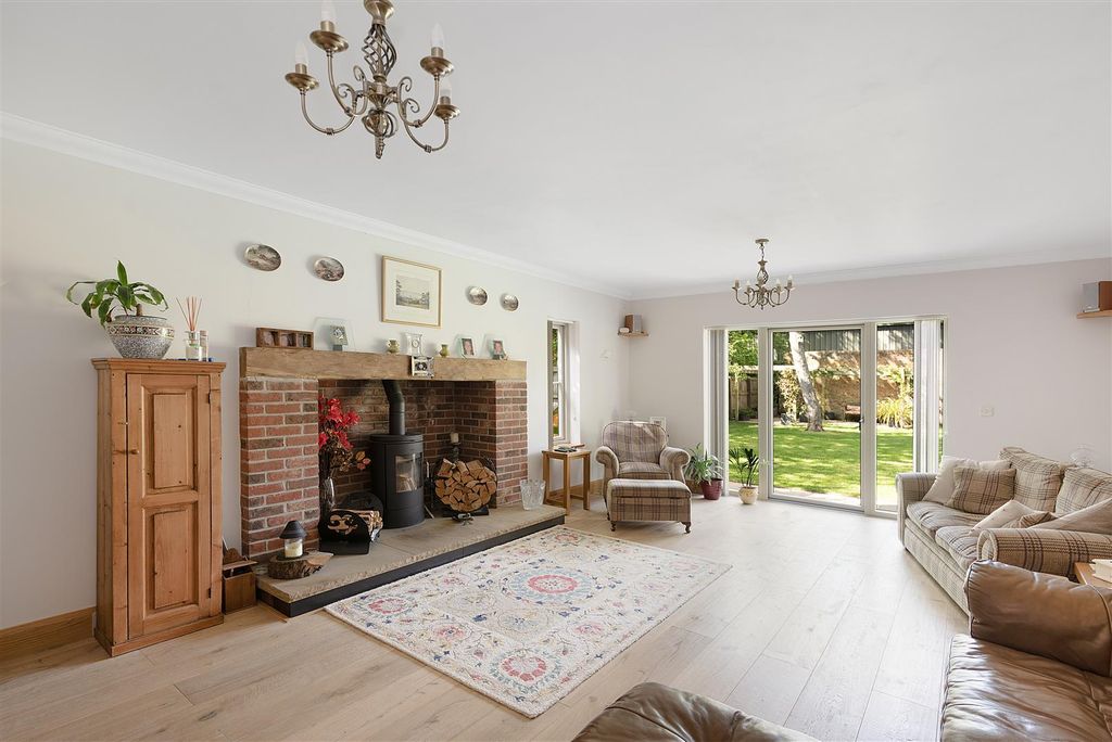 Property photo 3 of 33 22 Downing Close Ph13.Jpg