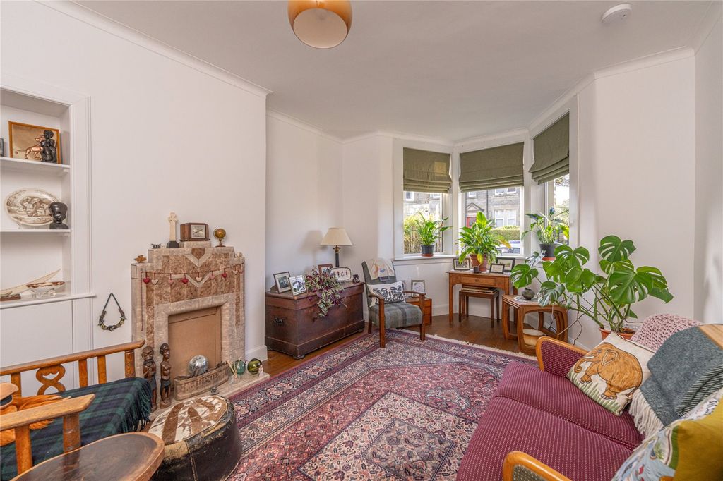 Property photo 2 of 33 Lounge