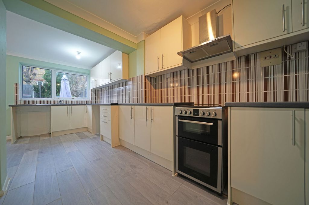 Property photo 3 of 8 Heather Close, Sittingbourne - Kitchen/Diner