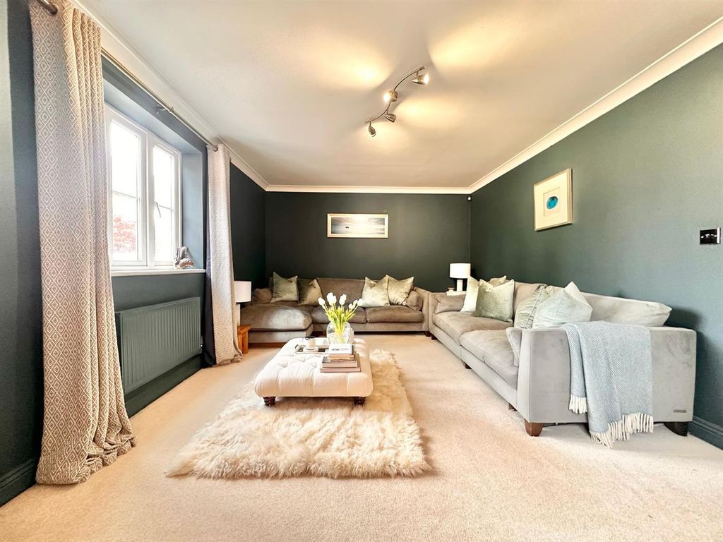 Property photo 3 of 16 Lounge