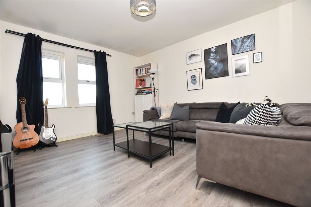 Property photo 3 of 15 Picture No. 12