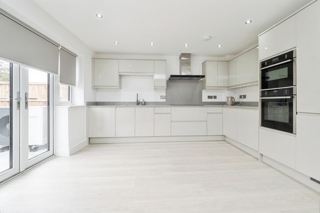 Property photo 3 of 17 Kitchen