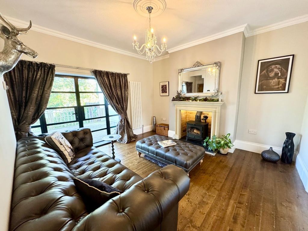 Property photo 2 of 22 Lounge