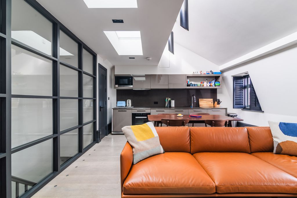 Property photo 3 of 22 King St, Covent Garden - Reception & Kitchen