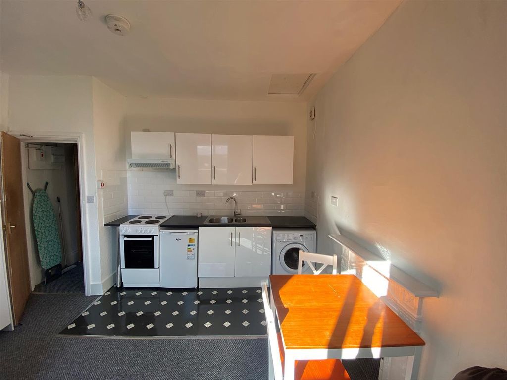 Property photo 3 of 6 Kitchen