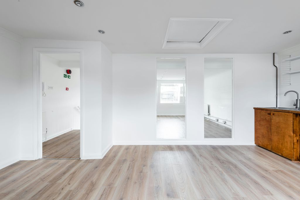 Property photo 3 of 14 Hanbury St 28 - Low Res 23.Jpg