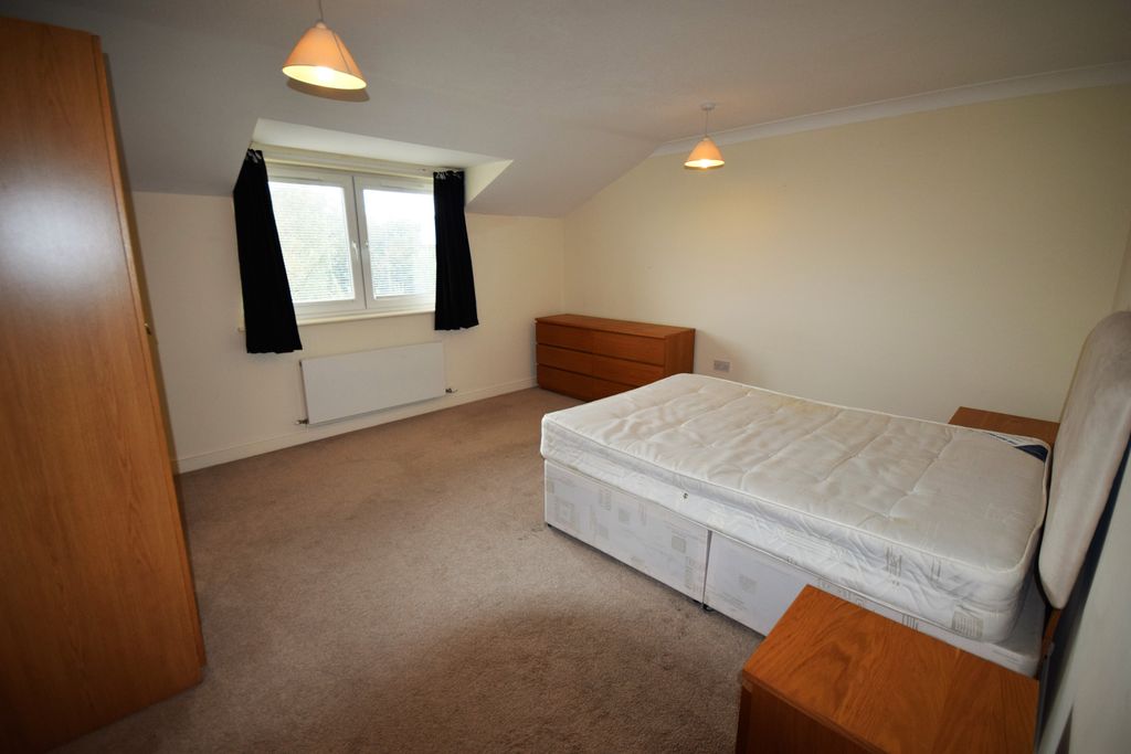 Property photo 2 of 10 Bed 1