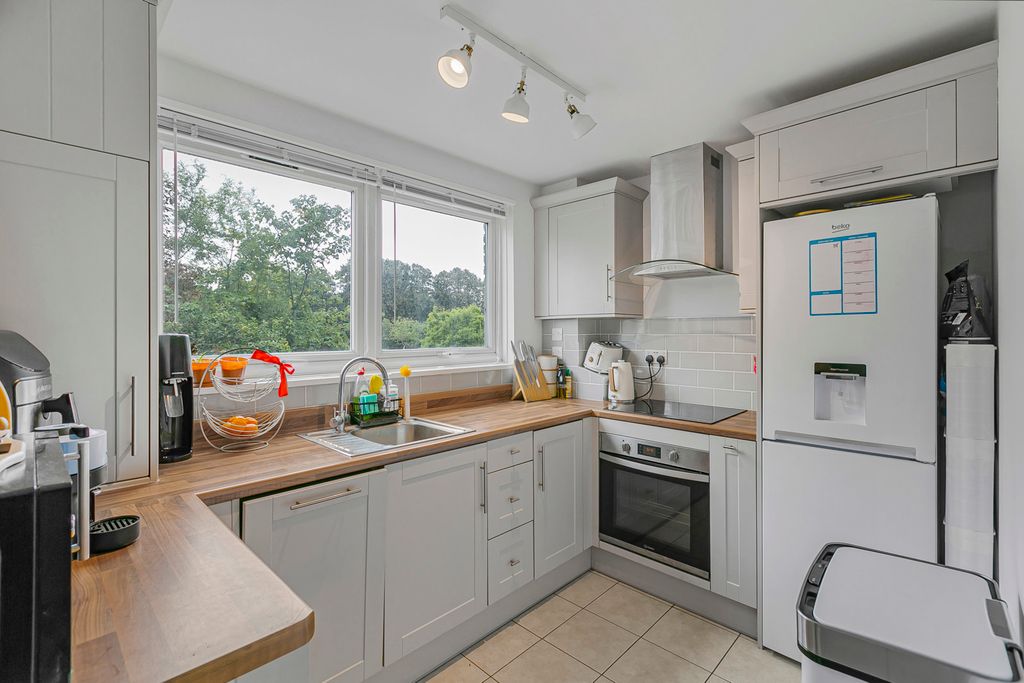 Property photo 3 of 11 Kitchen