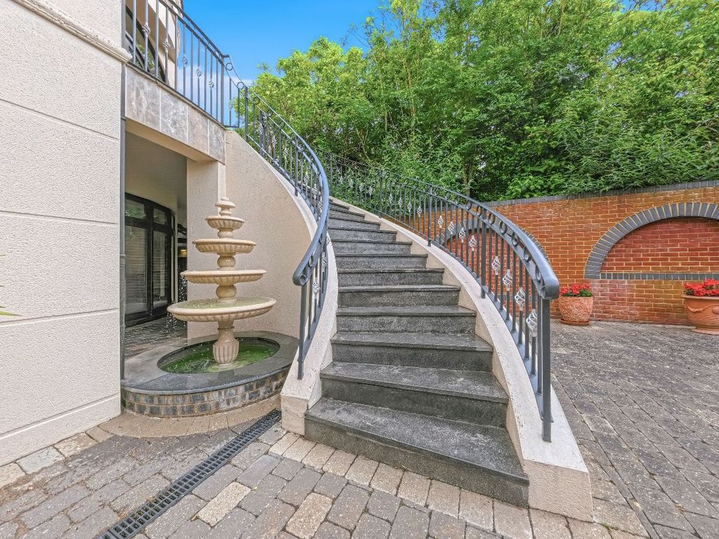 Property photo 2 of 86