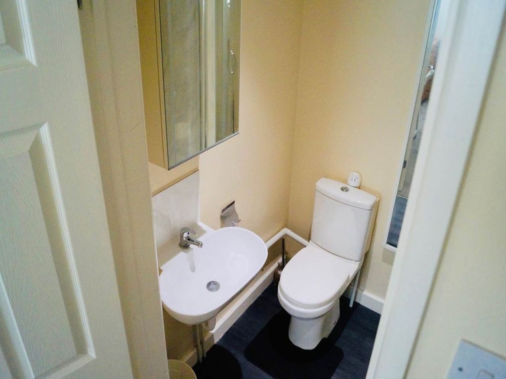 Property photo 2 of 11 Ensuite