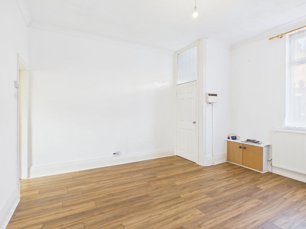 Property photo 3 of 14 Cam03729G0-Pr0169-Still002