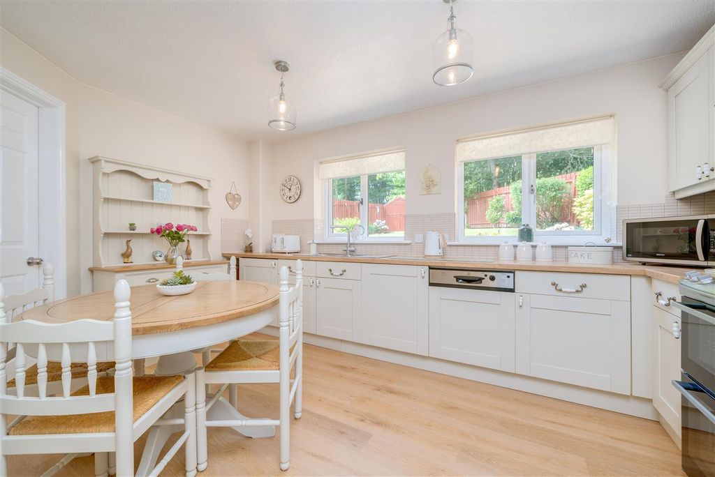 Property photo 3 of 34 19 Sunningdale Croft-21.Jpg